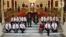 Presiden Joko Widodo dan Wapres Ma'ruf Amin memperkenalkan Wakil Menteri Kabinet Indonesia Maju di Istana Merdeka, Jakarta, Jumat (25/10/2019). Jokowi mengumumkan para wakil menterinya dengan cara lesehan di anak tangga di dalam Istana. (Liputan6.com/Angga Yuniar)