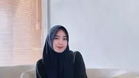 Potret Salmania yang diisukan dekat dengan Teuku Ryan (Sumber: Instagram/@salmaniia.f)