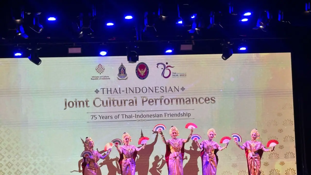Pertunjukan budaya Thailand dan Indonesia dalam rangka perayaan 75 tahun hubungan diplomatik kedua negara di Gedung Kesenian Jakarta, Kamis (17/7/2025). (Liputan6.com/Benedikta Miranti)