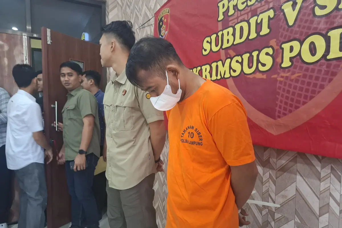Endang, tersangka pemerasan dengan modus bisa menghilangkan aura negatif. Foto : (Liputan6.com/Ardi).