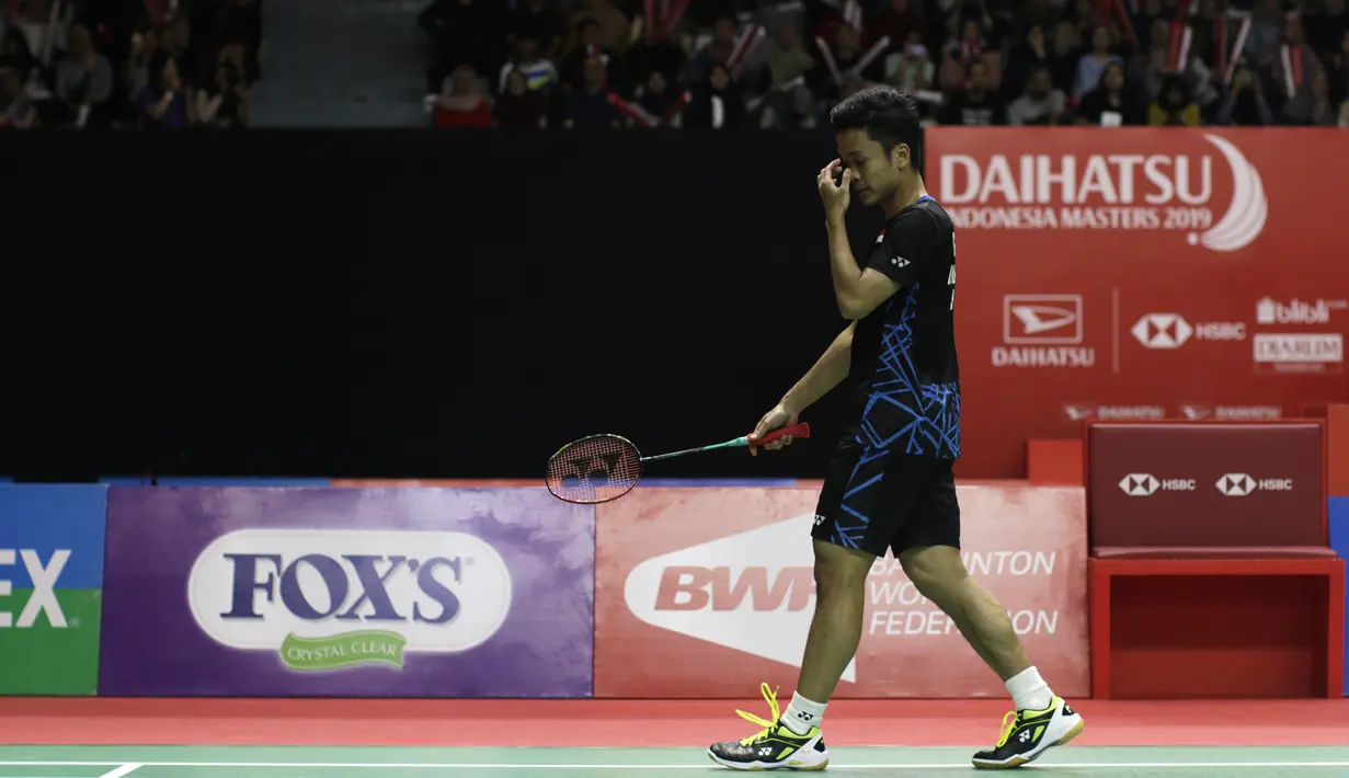 Tunggal putra Indonesia, Anthony Ginting, berusaha mengembalikan kok saat melawan tunggal Jepang pada Indonesia Masters 2019 di Istora Senayan, Jakarta, Jumat (25/1). Ginting gagal lolos ke semifinal. (Bola.com/Yoppy Renato)