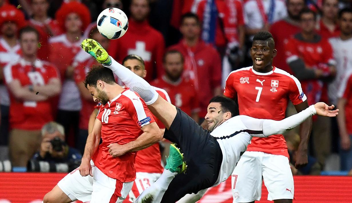 Prancis dan Swiss harus puas bermain imbang tanpa gol pada laga terakhir Grup A Piala Eropa 2016 di Stade Pierre Mauroy, Lille, Senin (20/6/2016) dini hari WIB. (AFP/Franck Fife)