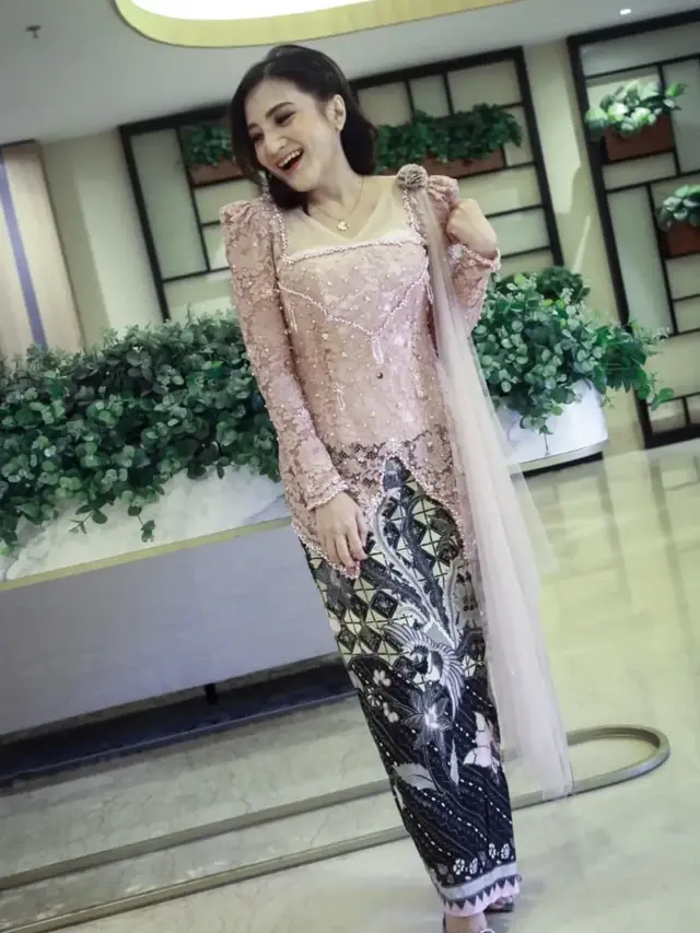 Model Kebaya Kiki Amalia (Instagram kikiamaliaworld)