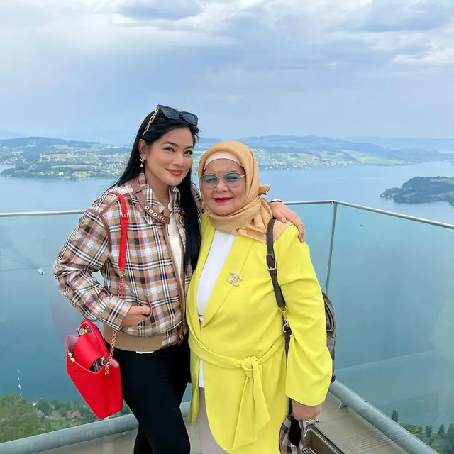 7 Momen Kebersamaan Titi Kamal dan Ibunda, Penuh Kehangatan