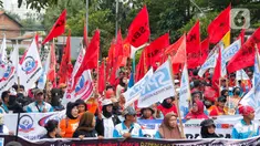 Massa buruh padat karya melakukan unjuk rasa di depan kantor Kementerian Tenaga Kerja (Kemnaker) di Jakarta, Selasa (23/5/2023). (Liputan6.com/Angga Yuniar)
