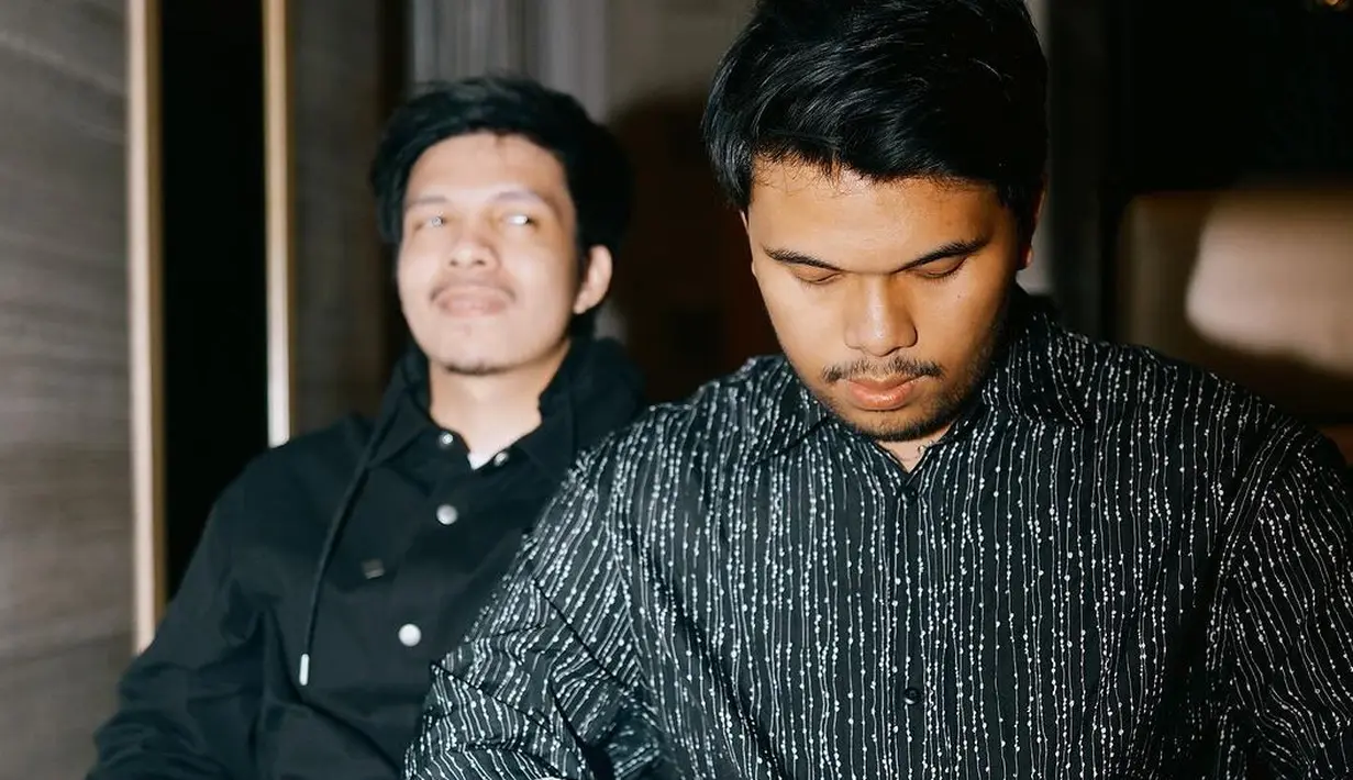 <p>Tampak pula sang kakak, Atta Halilintar yang tampil kasual dengan hoodie hitam. Kemudian kakak ipar, Aurel Hermansyah yang mengenakan blus putih dipadukan dengan vest warna dark grey. [@attahalilintar/@aaliyah.massaid]</p>