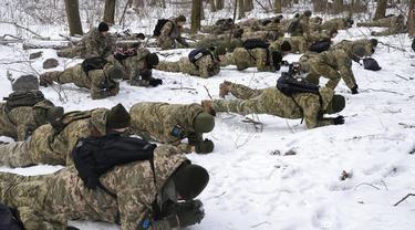 FOTO: Ancaman Invasi Rusia, Warga Ukraina Bergabung dengan Tentara Cadangan