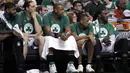 Ekspresi para pemain Boston Celtics saat timnya tertinggal dari Cleveland di kuarter kedua pada NBA basketball Eastern Conference final Wilayah Timur di TD Garden, Boston (19/5/2017). Cavs menang 130-86. (AP/Elise Amendola)