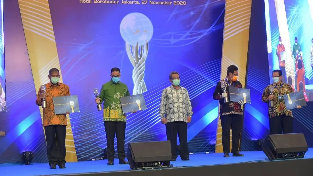 Mewakili Menteri ESDM Arifin Tasrif, Sekretaris Jenderal Kementerian ESDM Ego Syahrial menerima anugerah Bhumandala Kanaka dan Bhumandala Kencana di ajang Bhumandala Award yang diselenggarakan Badan Informasi Geospasial (BIG). (Dok Kementerian ESDM)