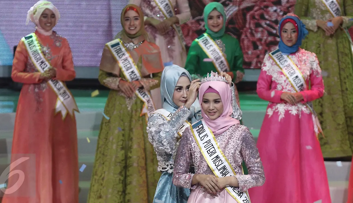 Siti Azhari selaku Puteri Muslimah 2016 menyematkan mahkota  Puteri Muslimah Indonesia 2017 kepada finalis asal Jepara, Syifa Fatimah (19) pada malam puncak penobatan di Studio 6 Emtek City, Jakarta, Senin (9/5). (Liputan6.com/Herman Zakharia)