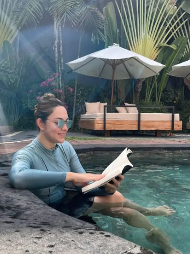 Reisa Broto Asmoro berendm di kolam renang (Instagram/reisabrotoasmoro)