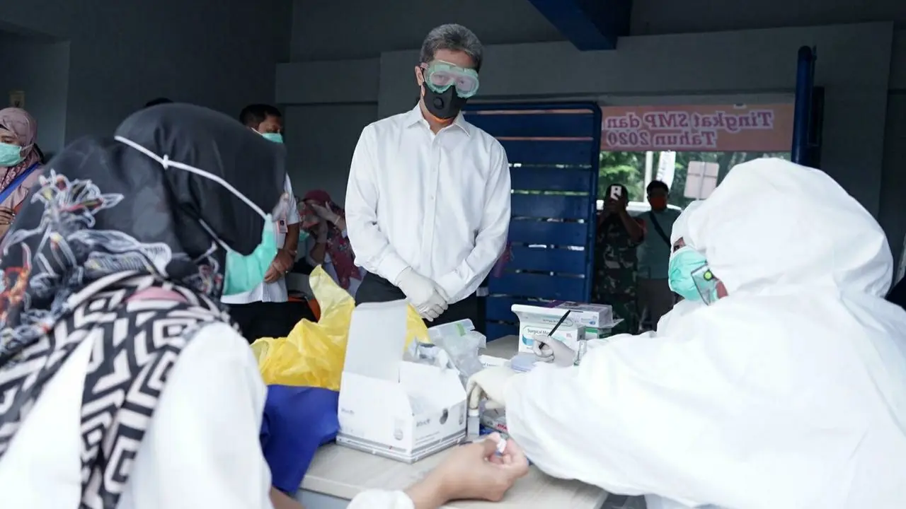 Petugas medis mengikuti rapid test virus corona Covid-19 di GOR Bogor