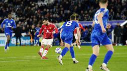 Bruno Fernandes melepas total empat tembakan ke gawang Leicester City. Hanya satu saja yang tepat ke sasaran tapi tembakan tu berbuah gol. Fernandes juga mengkreasikan enam peluang bagi rekan-rekannya. Jumlah itu paling banyak dibandingkan pemain lainnya. (Martin Rickett/PA via AP)