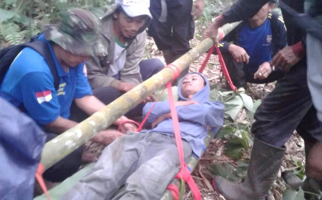 Proses evakuasi korban dari belantara hutan Gunung Slamet, Banyumas. Setelah tersesat 4 hari, tubuhnya dipenuhi lintah. (Foto: Liputan6.com/Muhamad Ridlo/Tagana Banyumas)