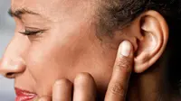Penyebab dan penanganan jerawat di sekitar telinga.