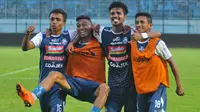 Ridwan Tawainella, Rivaldi bawuo, Alfin Tuasalamony, dan Ricky Ohorella makin akrab di Arema. (Bola.com/Iwan Setiawan)
