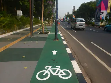Penampakan jalur sepeda di kawasan Gelora Bung Karno (GBK), Jalan Asia Afrika, Jakarta, Selasa (31/7). Jalur sepeda yang berbarengan dengan trotor jalan ini terhalang sejumlah tiang. (Merdeka.com/Imam Buhori)