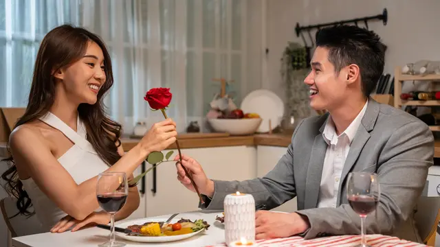 perempuan dan pasangan dinner