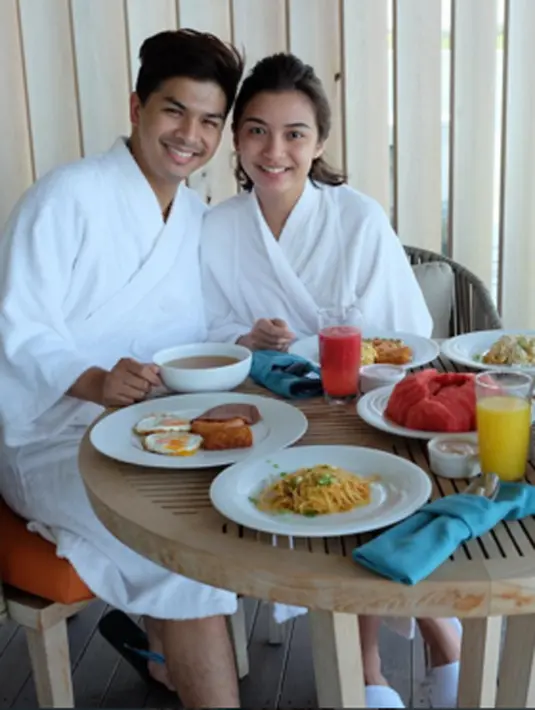 Berlibur di Maldives, Glenn dan Chelsea mendapat jamuan yang menyenangkan. Tampak pasangan suami istri ini menikmati sarapan romantis mereka. (via instagram/@chelseaoliviaa)