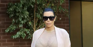 Tidak lama lagi hingga anak keduanya lahir, Kim Kardashian memamerkan tubuh hamilnya dengan busana ketat di tubuhnya di Beverly Hills pada hari Minggu (27/9/2015). (via dailymail.co.uk)