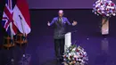 Pangeran Edward, Duke of Edinburgh, menyampaikan pidato saat penyerahan penghargaan Internasional Duke of Edinburgh di British School di Tangerang Selatan pada Jumat (24/11/2023). (Tatan Syuflana / POOL / AFP)