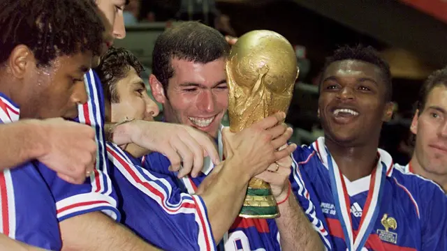 Foto Piala Eropa: Profil Legenda Zinedine Zidane, Seniman Sepak Bola dari Prancis.