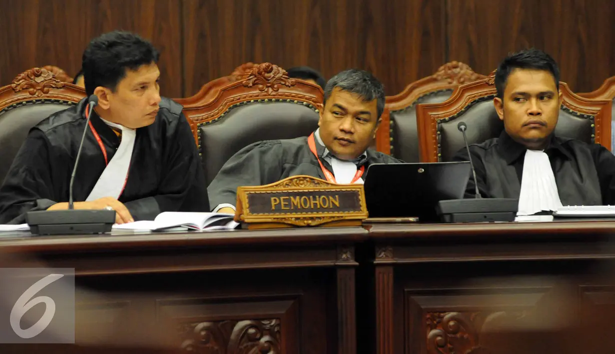 Sejumlah advokat dari pihak pemohon saat mengikuti sidang perselisihan Perselisihan Hasil Pemilihan Kepala Daerah (PHPKada) 2015, Jakarta,Selasa (12/1). MK menggelar persidangan 147 perkara PHPKada 2015.  (Liputan6.com/Helmi Afandi)