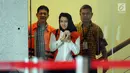 Bupati Kukar nonaktif, Rita Widyasari (tengah) usai menjalani pemeriksaan di gedung KPK Jakarta, Jumat (19/1). Rita diperiksa sebagai tersangka dugaan TPPU senilai Rp 436 miliar terkait izin perkebunan kelapa sawit. (Liputan6.com/Helmi Fithriansyah)