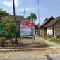 Salah satu baliho Gus Mus yang terpasang di Desa Tambahrejo, Kecamatan Tunjungan, Kabupaten Blora, Jawa Tengah. (Liputan6.com/Ahmad Adirin)