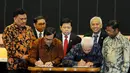 Hatta Rajasa (mewakili KMP) dan Pramono Anung (mewakili KIH) saat penandatanganan kesepakatan di Gedung DPR RI, Jakarta, Senin (17/11/2014). (Liputan6.com/Andrian M Tunay) 