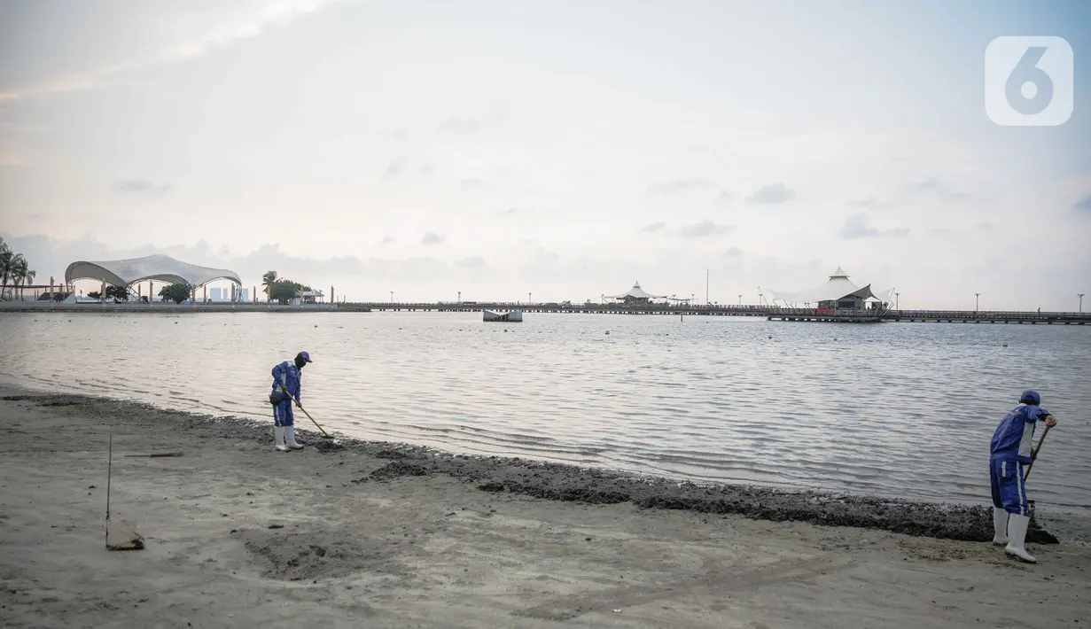 Petugas membersihkan pantai ancol yang sepi usai ditutup antisipasi COVID-19, Jakarta, Sabtu (14/3/2020). Selama masa penutupan, Taman Impian Jaya Ancol akan melakukan kegiatan overhaul seluruh wahana dan membersihkan fasilitas rekreasi dengan disinfektan. (Liputan6.com/Faizal Fanani)