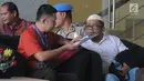 Mantan anggota DPRD Sumut, Ferry Suando Tanuray Kaban menunggu akan menjalani pemeriksaan oleh penyidik di gedung KPK, Jakarta, Jumat (11/1). Ferry menyerahkan diri di Polsek Gading Serpong, Tangerang Selatan. (Merdeka.com/Dwi Narwoko)