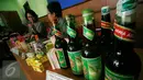 <p>Petugas menunjukan barang bukti berupa jamu dan alat kosmetik berbahaya berbahan kimia di BPOM DIY, Yogyakarta, Senin (2/5/2016).Total penemuan produk ilegal sekitar 231,8 juta.(Boy Harjanto)</p>