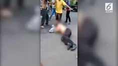 Dua orang debt collector diamuk massa di jalan raya daerah Jepara, Jawa Tengah.
