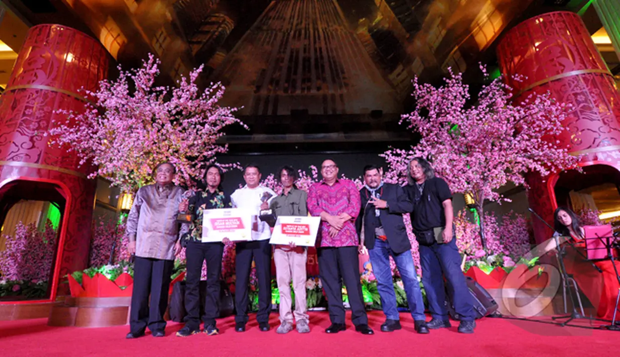 Menkominfo Rudiantara (kiri) berpose bersama para juara  di pameran foto dan penyerahan Anugerah Pewarta Foto Indonesia 2013-2014 di Grand Indonesia, Jakarta, Sabtu (28/2/2015). (Liputan6.com/Faizal Fanani)