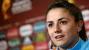 Pemain tengah Belanda Danielle van de Donk berbicara dalam sebuah konferensi pers  jelang semifinal UEFA Women Euro 2012 melawan Inggris di Enschede (2/8). (AFP Photo/John Thys)