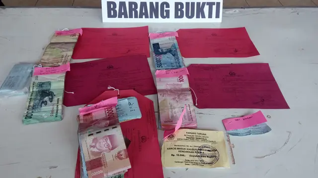 Sejumlah barang bukti berupa uang dan karcis ilegal, yang ditunjukan pihak kepolisan resort Garut, saat rilis kasus penangkapan pelaku pungutan liar di lokasi wisata pantai Santolo