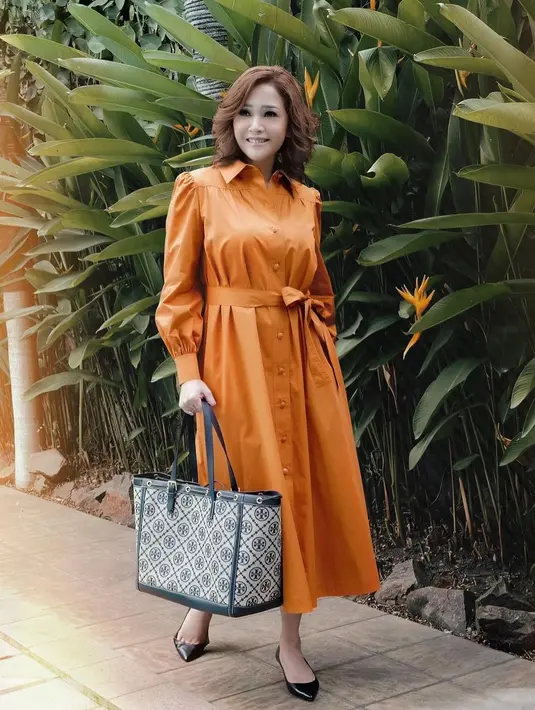 "Penyembuhannya lima hari untuk isolasi mandiri. Di hari keenam aku negatif. Obat yang aku minum adalah antibiotik yang dikasih dokter, antivirus, terus ada obat juga untuk ngeblok paru-paru biar bersih, multivitamin lewat infus setiap hari," ucap Maia.  (Instagram/maiaestiantyreal)