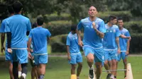 Marquee player Arema, Juan Pablo Pino, bekerja keras dalam latihan. (Bola.com/Iwan Setiawan)