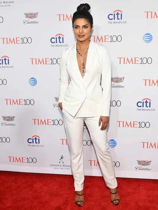 Aktris Bollywood Priyanka Chopra berpose di karpet merah acara Time 100 Gala 2016 di New York, Selasa (26/4). Mantan Miss World itu tampil sederhana dengan tatanan rambut dicepol. (Ben Gabbe/Getty Images Time/AFP)