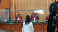 Terdakwa Linda Pujiastuti alias Anita dijatuhi vonis 17 tahun penjara oleh Majelis Hakim Pengadilan Negeri Jakarta Barat (PN Jakbar) dalam kasus peredaran narkoba. (Merdeka.com)