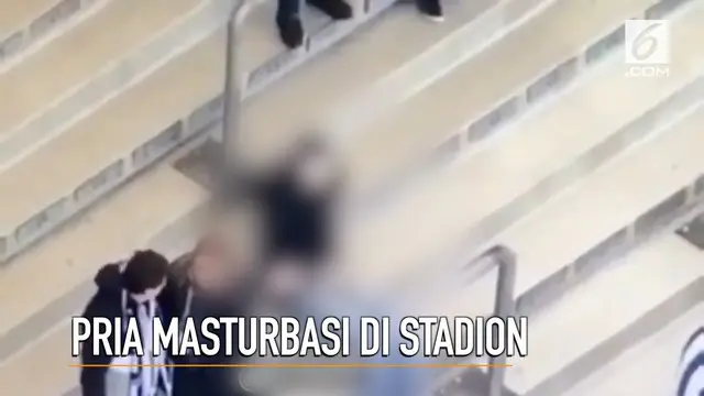 Sebuah video viral di sosial media. Menunjukkan seorang pria yang masturbasi saat menonton bola di stadion milik klub Schalke.