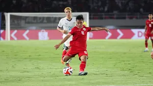 Pemain Timnas Indonesia, Arkhan Fikri berusaha melepaskan tembakan ke gawang Filipina saat laga Grup B Piala AFF 2024 yang berlangsung di Stadion Manahan, Solo, Jawa Tengah, Sabtu (21/12/2024). (Bola.com/Abdul Aziz)