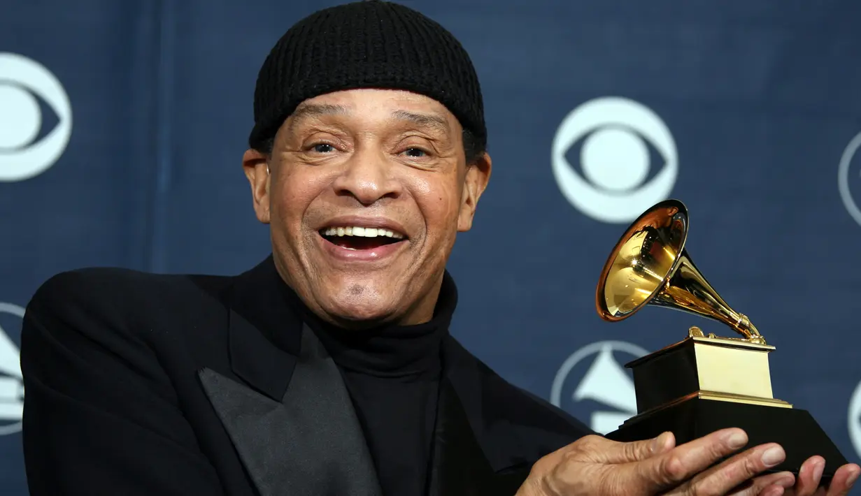 Al Jarreau berpose dengan trofinya di ajang Grammy Awards di Los Angeles, AS (11/2). Legenda Jazz tersebut tutup usia pada Minggu (12/2) pukul 5.30 pagi di Los Angeles, usai dirawat di rumah sakit karena kelelahan. (AFP PHOTO / GABRIEL Bouys)