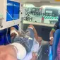 Perawatan korban kapal tenggelam yang selamat oleh petugas medis. (Liputan6.com/M Syukur)