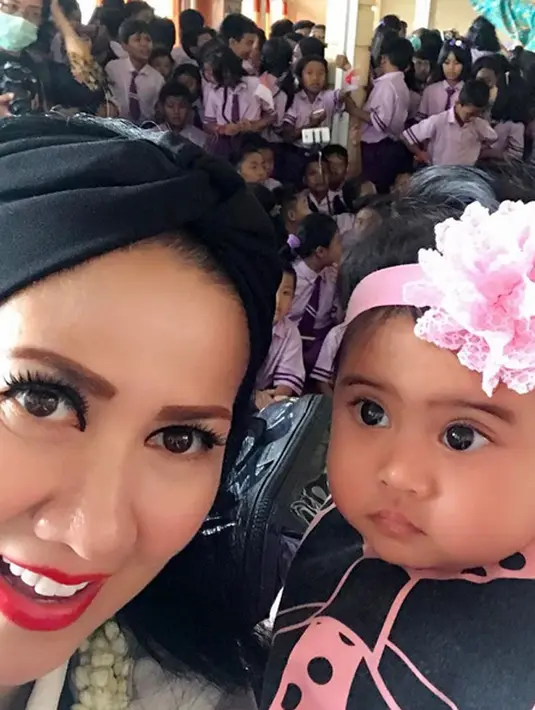 Beberapa waktu lalu Venna mengangkat Vania sebagai anaknya, dan ia terus berjuang untuk mendapatkan hak asuh bayi mungil itu. Perjuangan Venna yang dimulai pada akhir tahun lalu akhirnya berbuah manis. (Instagram/venna.melinda)