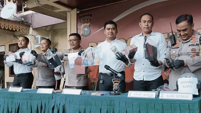 Polisi memperlihatkan barang bukti uang palsu dari sindikat hipnotis lintas provinsi yang ditangkap di Pekanbaru.