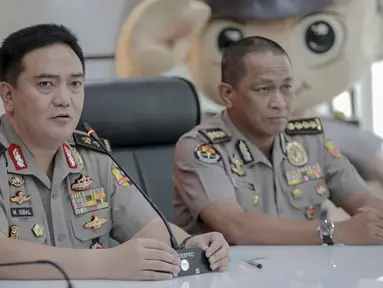 Kadiv Humas Mabes Polri Irjen Pol Muhammad Iqbal (kiri) memberi keterangan terkait penangkapan Andi Arief di Jakarta, Senin (4/3). Polisi menangkap politikus Partai Demokrat tersebut karena penyalahgunaan narkotika. (Liputan6.com/Faizal Fanani)