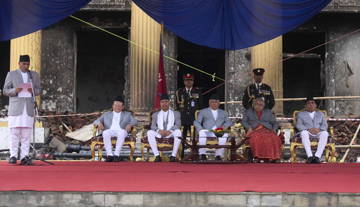 Lewat aplikasi itu, para aktivis dan gen z Nepal membahas langkah selanjutnya untuk negara mereka, termasuk pemilihan pemimpin baru. (AP Photo/Niranjan Shrestha)