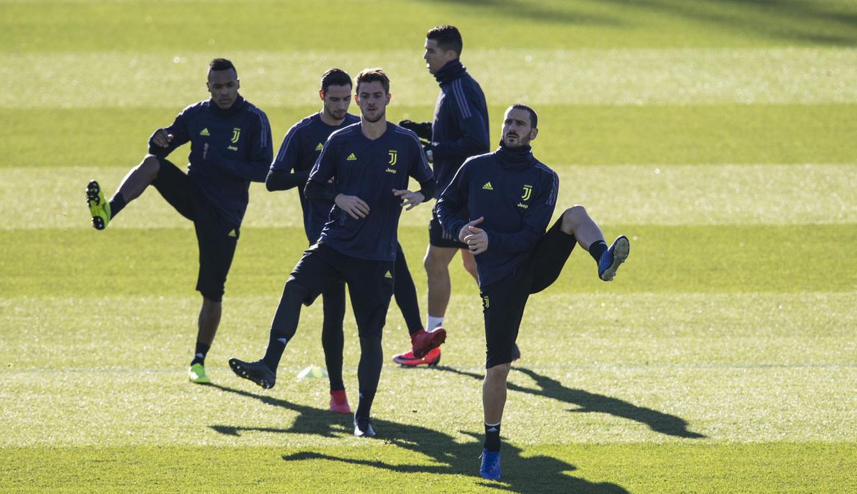 Pemain Juventus melakukan pemanasan sebelum melakukan latihan jelang laga lanjutan grup H Liga Champions yang berlangsung di stadion Stade de Suisse, kamis (13/12). Juventus akan berhadapan dengan tuan rumah Young Boys. (AFP/Marco Bertorello)
